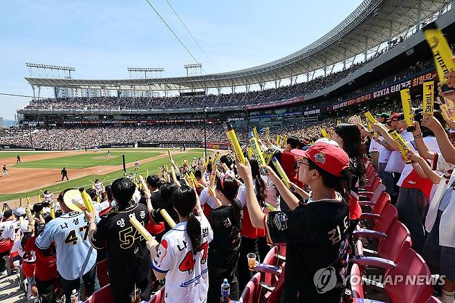 5·18민주화운동 기념일에 소리쳐 응원 (광주=연합뉴스) 조남수 기자 = 제45주년 5·18민주화운동 기념일인 18일 광주기아챔피언스필드에서 열린 프로야구 두산 베어스와 KIA 타이거즈의 경기에서 관중들이 소리쳐 선수들을 응원하고 있다.
그동안 5월 18일 광주 경기에서는 5ㆍ18민주화운동 희생자를 추모하는 뜻으로 구단은 응원단(응원가, 앰프, 치어리딩)을 운영하지 않았고 팬들 또한 응원을 자제해 왔다. 2025.5.18 iso64@yna.co.kr