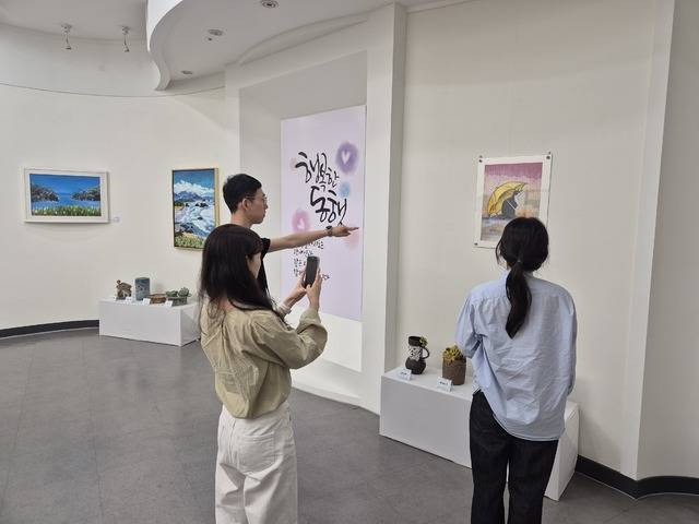 전북특별자치도 장애인복지정책과는 도 청사 1층에 장애인 전용 상담실을 마련해 중증 장애인 생산품 전시와 함께 장애 미술인 창작 활동을 지원하고 있다. 사진=전북도 제공