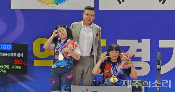 대회 신기록을 세우며 2관왕에 오른 역도 김서현(오른쪽).