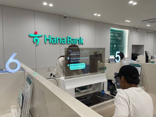 하나은행 평택외국인센터점에 AI 통번역 기기가 도입됐다./사진=하나은행, 플리토