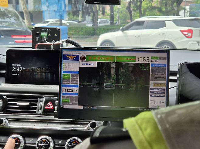 19일 오후 서울경찰청이 도입한 암행순찰차량 내부에 강변북로를 달리는 차량들의 실시간 속도가 찍히고 있다. (사진=공동취재단)