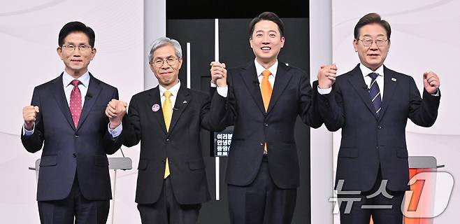 18일 서울 마포구 SBS프리즘타워에서 열린 중앙선거방송토론위원회 주관 제21대 대통령선거 후보자토론회에서 각 정당 대선 후보들이 선전을 다짐하고 있다. 왼쪽부터 국민의힘 김문수, 민주노동당 권영국, 개혁신당 이준석, 더불어민주당 이재명 대통령 후보. 2025.5.18/뉴스1 ⓒ News1 국회사진취재단