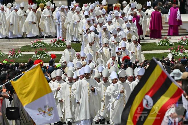 18일(현지시간) 바티칸 성 베드로 광장에서 열린 레오 14세 교황 즉위 미사에서 추기경들이 이동하고 있다.ⓒ AFP=뉴스1