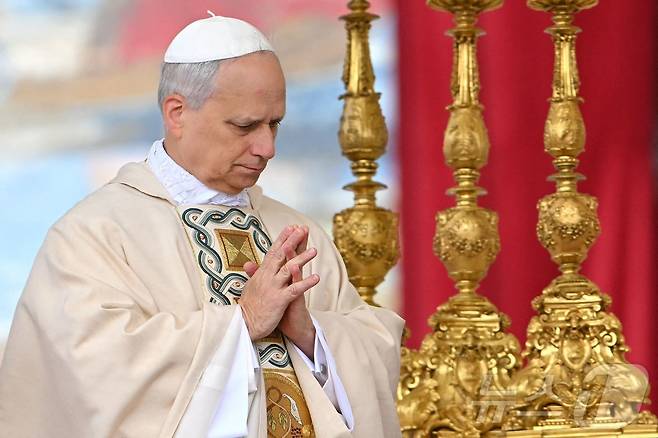 레오 14세 교황이 18일(현지시간) 바티칸 성 베드로 광장에서 열린 즉위 미사에서 기도를 하고 있다. ⓒ AFP=뉴스1
