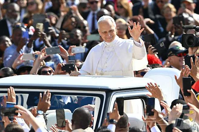 레오 14세 교황이 18일(현지시간) 바티칸 성 베드로 광장에서 열린 즉위 미사에 참석하며 손을 흔들고 있다. ⓒ AFP=뉴스1