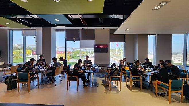 한식 도시락으로 점심 식사를 하는 한국 탁구대표팀(대한탁구협회 제공)