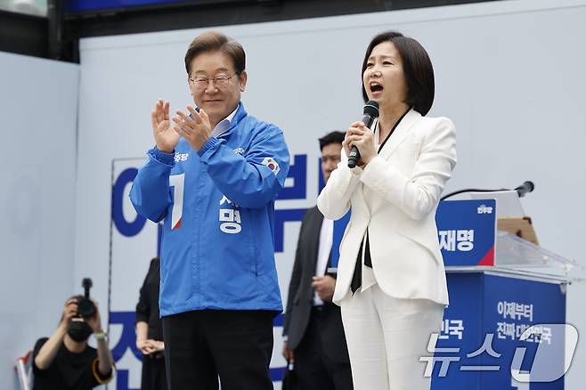 더불어민주당 합류 가능성이 거론되는 허은아 전 개혁신당 대표가 19일 오후 서울 영등포구 타임스퀘어에서 열린 이재명 대통령 후보의 유세장을 찾아 이 후보의 지지를 호소하고 있다. 2025.5.19/뉴스1 ⓒ News1 안은나 기자