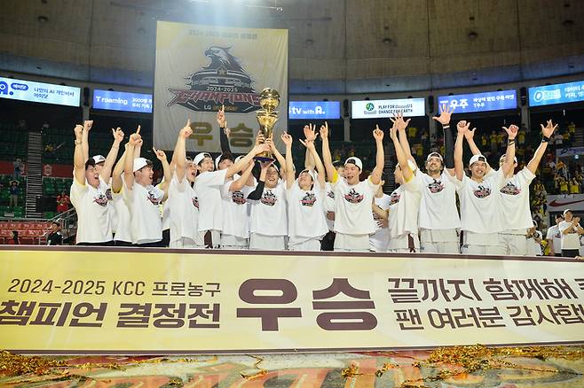 창원 LG가 17일 잠실학생체육관에서 열린 2024~2025 KCC 프로농구 챔피언결정전 7차전서 승리하며 창단 첫 챔프전 우승의 기쁨을 누렸다. 사진 | KBL