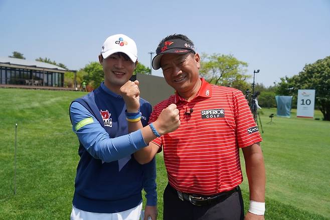 지적장애인 작가들과 소셜벤처 ‘같이 걸을까?’가 협업해 출시한 ‘엮다팔찌’를 착용한 배용준(왼쪽) 최경주가 포즈를 취하고 있다. 사진 | SK텔레콤