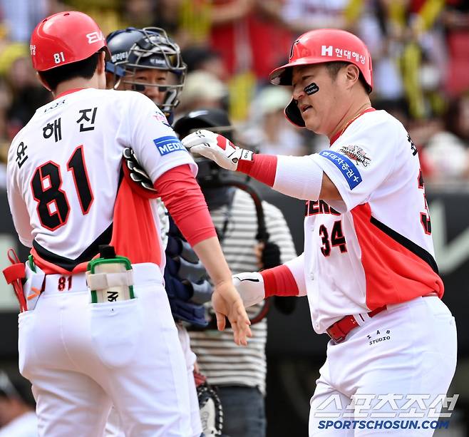 홈런을 치고 들어오는 최형우를 바라보는 양의지의 눈빛