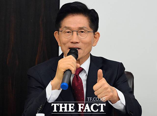 김문수 국민의힘 대선 후보가 "어제 TV토론회 MVP는 이준석 개혁신당 후보였다고 한다"며 이 후보에게 '러브콜'을 보냈다. 김 후보가 19일 서울 중구 부영 태평빌딩에서 열린 대한노인회 간담회에서 인사말을 하고 있다. /임영무 기자