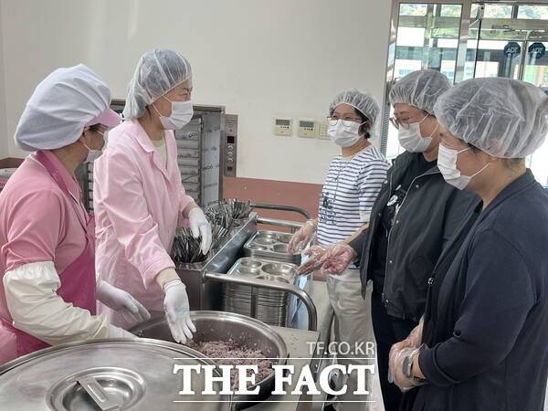 강소영 동명중학교 영양사가 학부모들에게 식재료와 조리된 음식에 대해 설명하고 있는 모습 /정예준 기자