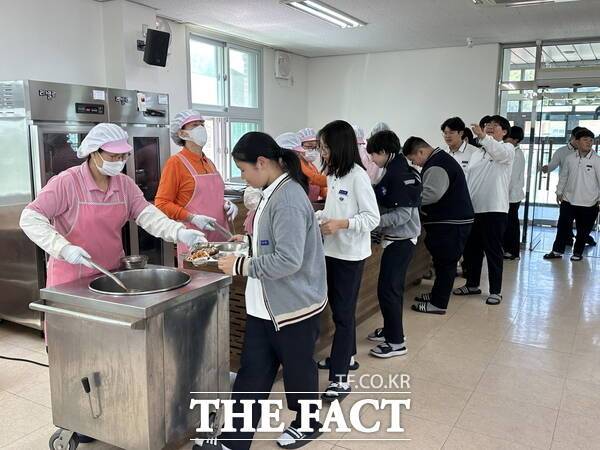 동명중학교 학생들이 급식을 배식받고 있는 모습 /정예준 기자