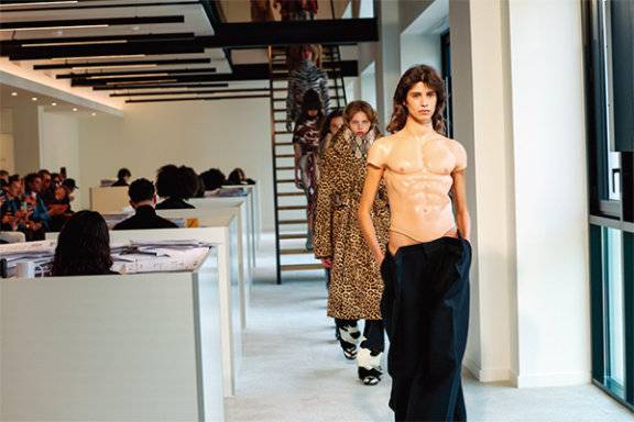 남자의 몸을 본뜬 라텍스 톱을 입고 워킹하는 듀란 랜팅크 런웨이의 모델.