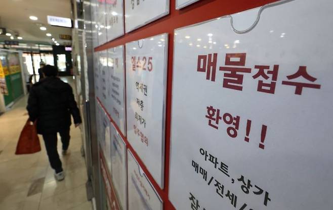 정부와 서울시가 강남 3구와 용산구 아파트 전체를 토지거래허가구역으로 지정한지 일주일째인 지난 3월 30일 서울 송파구 잠실 한 부동산 중개업소에 '매물접수' 안내가 붙어있다. 연합뉴스