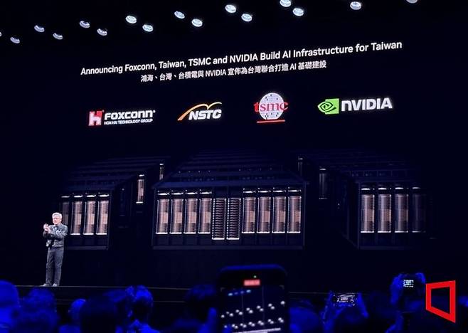 젠슨 황 엔비디아 최고경영자(CEO)가 19일 오전 대만 타이베이 뮤직센터에서 '컴퓨텍스 2025' 기조연설을 하고 있다. 장희준 기자