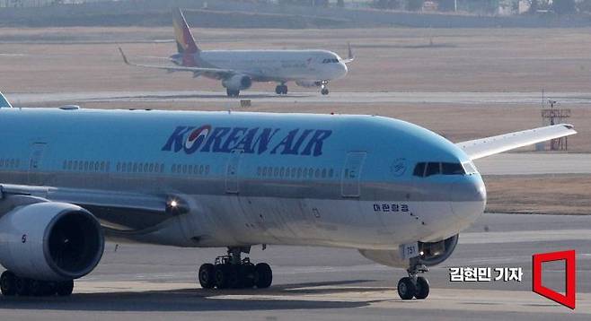 서울 강서구 김포공항 계류장에 대한항공과 아시아나항공 여객기가 활주로를 향해 이동하고 있다. /김현민 기자 kimhyun81@