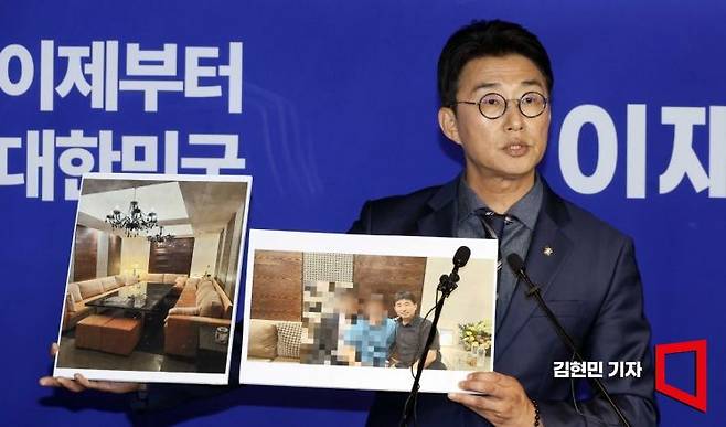 더불어민주당 노종면 선대위 대변인이 19일 서울 여의도 당사에서 지귀연 서울중앙지법 부장판사의 '룸살롱 접대' 의혹을 제기하며 관련 사진을 공개하고 있다. 민주당 중앙선대위는 이날 "지 부장판사가 룸살롱 접대 의혹과 관련해 룸살롱 출입 자체를 부인했다"며 "이와 관련해 사진 공개를 결정했다고 밝혔다. 김현민 기자