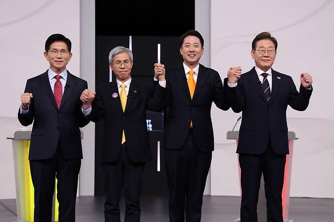 제21대 대통령 선거에 나선 후보들이 18일 첫 TV 토론을 펼쳤다