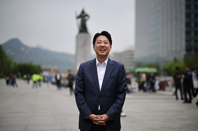 이준석 개혁신당 대선 후보는 TV 토론 다음 날인 19일 서울 광화문광장에서 기자회견을 진행했다