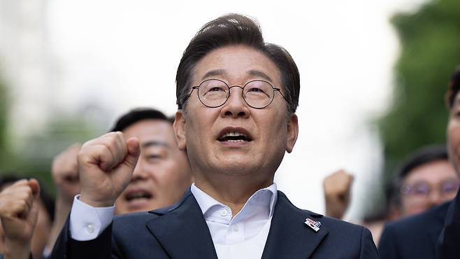 이재명 더불어민주당 대통령 후보가 지난 17일 오후 광주 동구 금남로에서 열린 5·18 광주민주화운동 45주기 전야제에서 구호를 외치고 있다./뉴스1