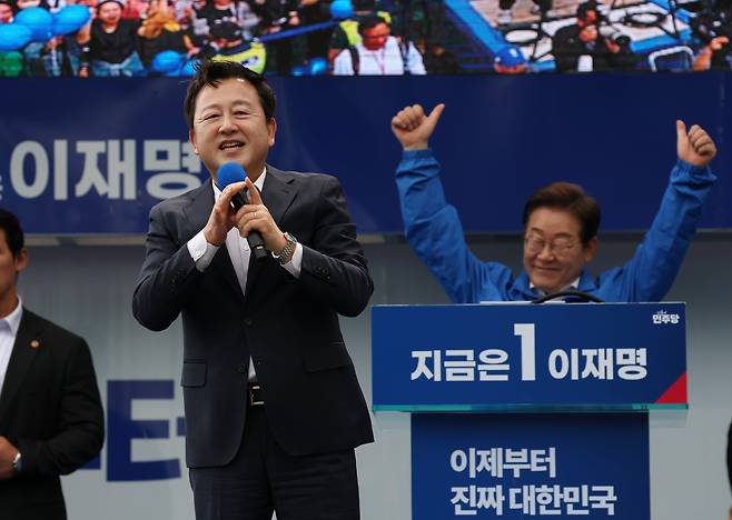 더불어민주당 이재명 대선후보가 17일 광주광역시 서구 김대중컨벤션센터 광장에서 열린 집중 유세에서 이 후보 지지를 선언한 김용남 전 의원의 지지연설을 듣고 있다./공동 취재