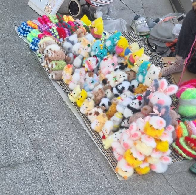 경기도 의정부역에는 동물 모양 수세미를 파는 '수세미 할머니'가 있다. /X