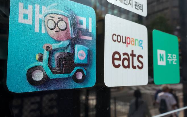 서울 시내 한 음식점에 배달앱 스티커가 붙어있다. /뉴스1
