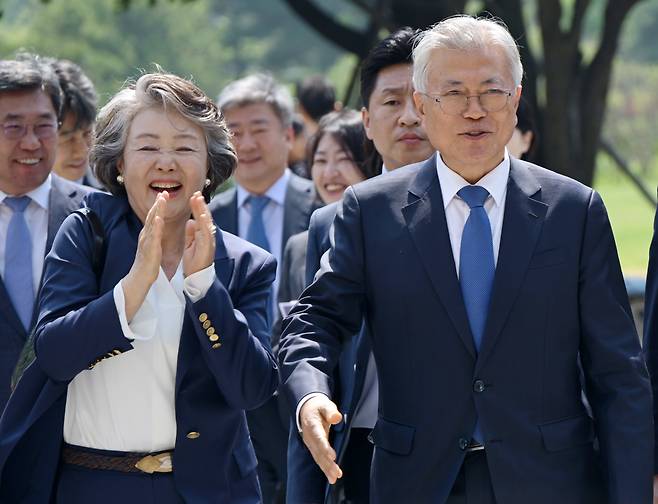 문재인 전 대통령과 김정숙 여사가 지난달 25일 오후 서울 여의도 국회에서 4·27 판문점선언 7주년 기념식에 참석하기 위해 도서관으로 향하고 있다. /뉴스1