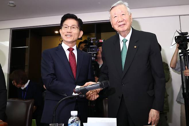 김문수 국민의힘 대통령 후보가 19일 오전 서울 중구 대한노인회에서 열린 간담회에서 이중근 대한노인회장과 기념촬영을 하고 있다./뉴스1