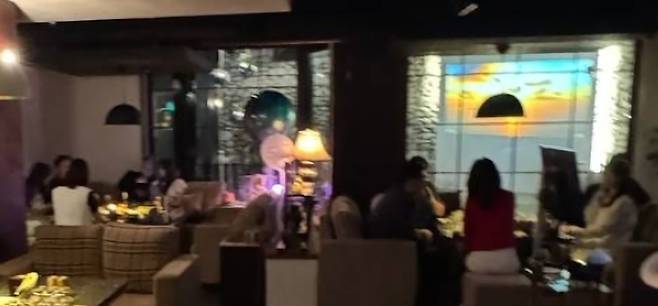 민주당이 19일 "지귀연 부장판사가 롬살롱에서 접대를 받은 증거"라며 공개한 사진. 민주당은 "부장이 다녀간 유흥주점의 홀을 찍은 사진"이라고 했다. /민주당