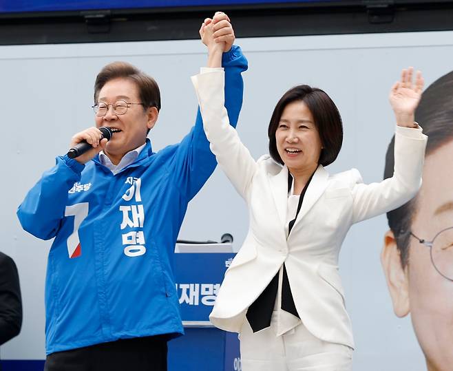 이재명 더불어민주당 대통령 후보와 민주당 합류 가능성이 거론되는 허은아 전 개혁신당 대표가 19일 오후 유세를 위해 서울 영등포구 타임스퀘어를 찾아 유권자들을 향해 지지를 호소하고 있다./뉴스1