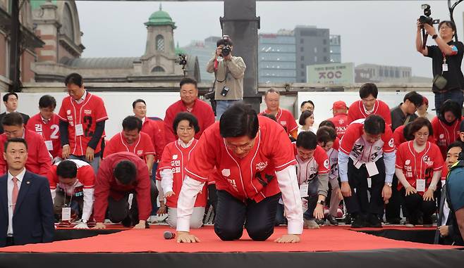 김문수 국민의힘 대통령 후보가 19일 서울 중구 서울역 광장에서 유세 도중 시민들을 향해 큰 절을 하고 있다. /뉴스1