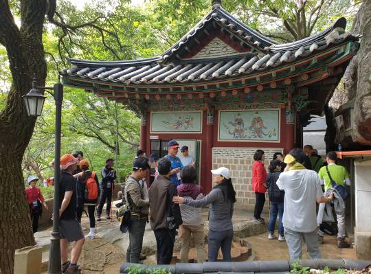 계룡시의 숨겨진 명소 '계룡하늘소리길'이 지난 3월 개방 이후 단 두 달 만에 1700명의 탐방객이 찾는 인기 관광지로 자리잡았다. 사진은 탐방객들이 태조 이성계가 백일기도를 드리고 조선을 건국했다는 '삼신당'을 둘러보고 있다. 계룡시 제공