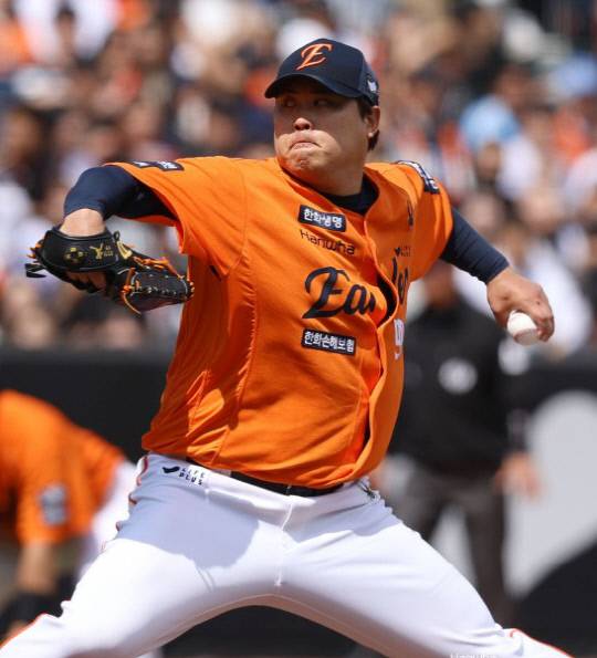 18일 한화이글스 류현진이 대전 한화생명볼파크에서 열린 SSG랜더스와의 홈 3연전 마지막 경기에서 투구하고 있다. 한화이글스 제공