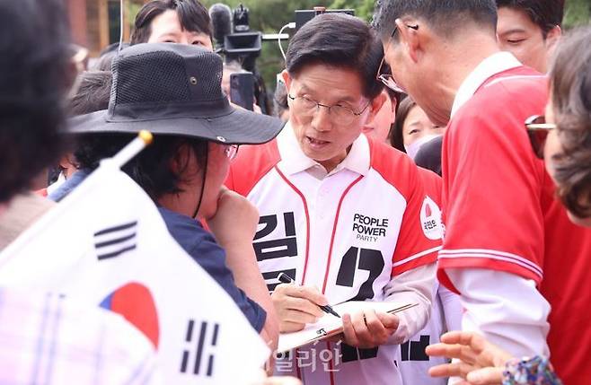 김문수 국민의힘 대선 후보가 지난 17일 오후 전북 전주시 완산구 전동 일대에서 “전주를 새롭게” 공약 발표를 마친 뒤 시민 사인 요청에 응하고 있다. ⓒ데일리안 방규현 기자