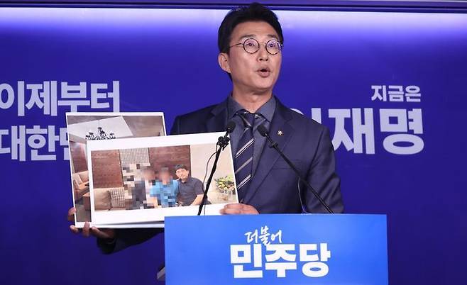 노종면 더불어민주당 선거대책위원회 대변인이 19일 오후 서울 여의도 중앙당사에서 '지귀연 판사 룸살롱 접대 의혹' 관련 사진을 공개하고 있다. ⓒ뉴시스