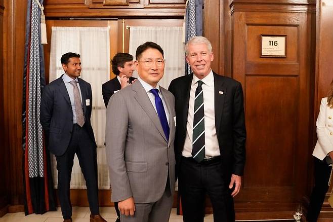 조현준 효성 회장이 지난 3월말 미 워싱턴DC에서 열린 체리블라썸 정책 서밋에 참석해 크리스 라이트 에너지부장관과 기념사진을 촬영하고 있다. ⓒ효성