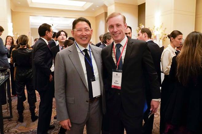 효성 조현준 회장이 지난 4월초 미 워싱턴DC에서 제이크 설리번 전 미국 백악관 안보 보좌관과 기념사진 촬영하고 있다. ⓒ효성