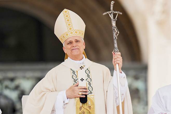 18일(현지 시간) 교황 레오 14세가 바티칸 성 베드로 광장에서 공식 복장을 갖춘 채 즉위 미사를 집전하고 있다. 바티칸=AP 뉴시스