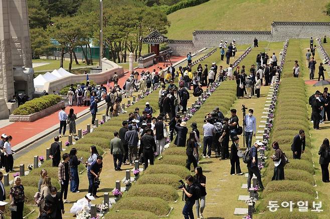 18일 제45주년 5·18민주화운동 기념식이 끝난 뒤 참배객들이 국립5·18민주묘지를 둘러보고 있다. 올해는 12·3 비상계엄과 노벨 문학상 수상 등의 영향으로 5·18민주묘지를 찾는 참배객이 지난해에 비해 30% 정도 늘어난 것으로 집계됐다. 박영철 기자 skyblue@donga.com