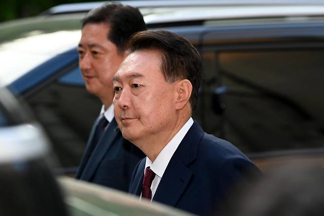 윤석열 전 대통령이 12일 오전 서울 서초구 중앙지방법원에서 열린 내란 우두머리 혐의, 직권남용 권리행사방해 혐의 사건 3차 공판을 마치고 법원을 나서고 있다. 사진공동취재단