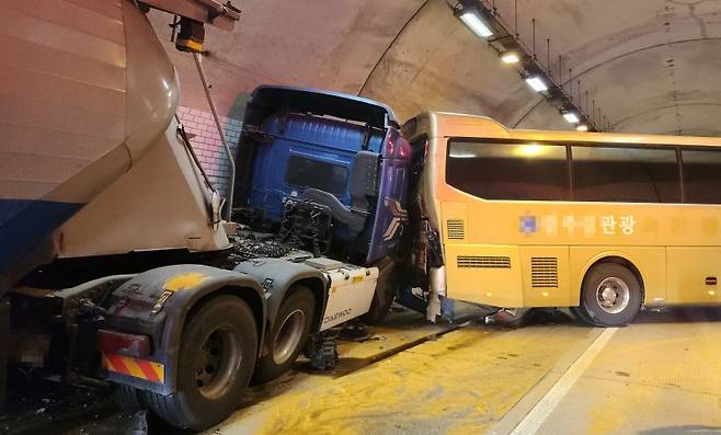 19일 전북 완주군 상관면 완주∼순천고속도로 상행선 용암4터널에서 버스와 트레일러가 부딪힌 모습. 전북소방 제공
