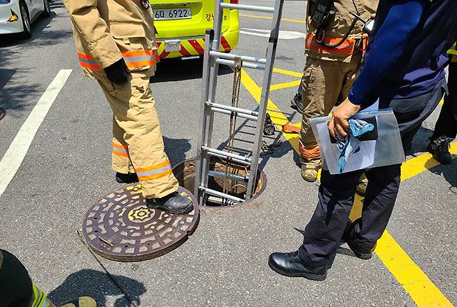 사진은 119 구급대가 맨홀 추락사고 현장에 도착해 구급 활동을 하는 모습. 2020.6.17 (사진=저작권자(c) 연합뉴스, 무단 전재-재배포 금지)