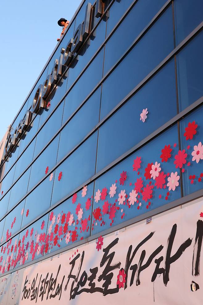 박정혜씨가 12일 경북 구미시 한국옵티칼하이테크공장 고공농성장에서 저녁식사를 마친 뒤 최일배 전국금속노동조합 구미지부 교육선전국장과 이야기를 하고 있다. 백소아 기자 thanks@hani.co.kr