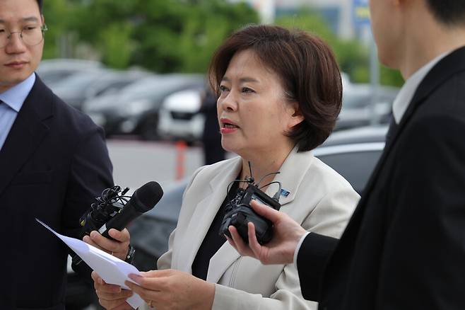 조국혁신당 정춘생 의원이 19일 경기도 의정부시 금오동 경기북부경찰청에서 기자회견을 열고 윤석열 전 대통령 처가가 운영하는 요양원 노인 학대 피소 사건에 대해 발언하고 있다. 연합뉴스