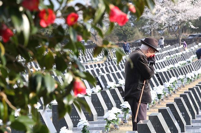 제77주년 제주4·3 희생자 추념일인 지난 4월3일 오전 제주시 봉개동 제주4·3평화공원 내 행방불명인 표석을 찾은 유족이 희생자의 넋을 기리고 있다. 연합뉴스
