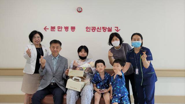 지난해 5월 21일 강원 영월군 영월의료원에서 21개월 만에 아이가 태어났다. 서영준(왼쪽 두 번째) 원장과 의료진이 아이를 품에 안은 산모(가운데)를 축하해주고 있다. 영월의료원 제공