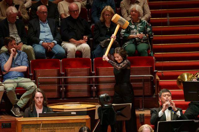 14일 시카고 심포니 오케스트라의 수셕 퍼커셔니스트 신시아 예가 말러 교향곡 6번 연주 중 해머를 내려치고 있다. CSO 제공 ©Todd Rosenberg