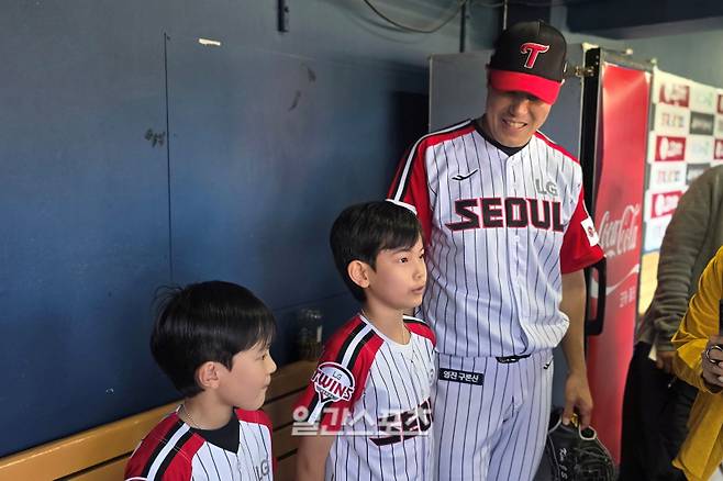 18일 경기 후 만난 김진성(오른쪽)과 두 아들들. 잠실=윤승재 기자